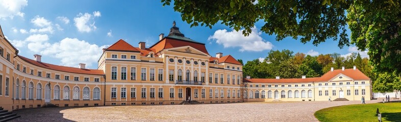 Fototapeta na wymiar Rogalin palace, Poland