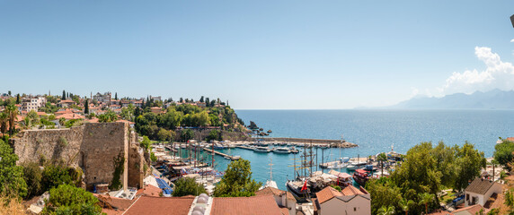 Obraz premium kaleici port, the historical center of Antalya, yachts and pleasure boats in kaleici bay. old buildings of turkey, a tourist place