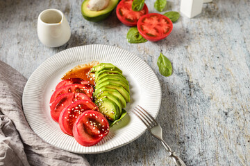 avocado, spinach and tomato salad