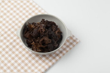 건조,목이버섯,버섯,사람없음,식기류,실내,오브젝트,음식,접시