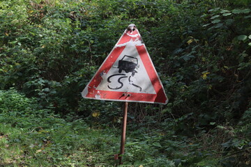 Verkehrsschild verschmutze Fahrbahn