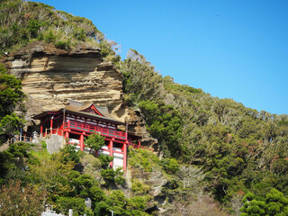 千葉県の名所：絶壁に建つ「崖の観音」