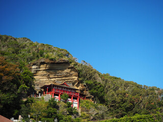 千葉県の名所：絶壁に建つ「崖の観音」