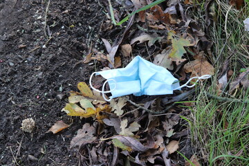 mundschutz auf dem boden umweltverschmutzung rücksichtslos müll unachtsamkeit corona ansteckung pandemie
