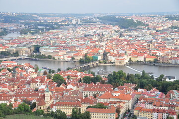 Fototapeta na wymiar プラハ・カレル橋とモルダウ、旧市街～ペトシーン公園展望台からの眺め