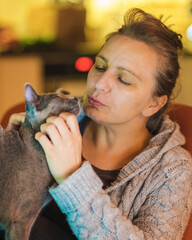 Woman at home with cat. Kobieta w domu z kotem. Miłość kot człowiek.