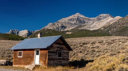 Fototapeta na wymiar Wilderness Cabin in the remote backcountry of Idaho