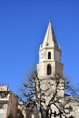Fototapeta na wymiar visit of the monuments of Marseille, basket district