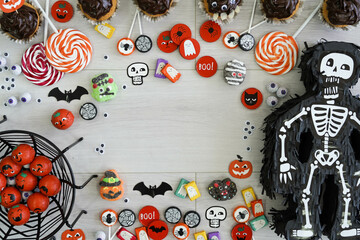 Ovalo central rodeado de figuras de Halloween