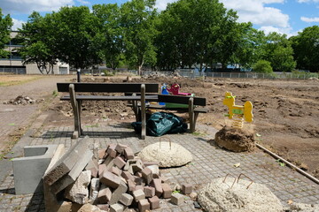 FU 2020-06-06 WeiAlong 382 Im Park stehen ausgegrabene Spielgeräte für Kinder und eine Bank