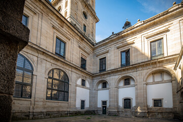 Fototapeta na wymiar palacio de San Lorenzo del Ecorial en Madrid, España