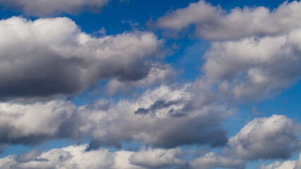 Fototapeta na wymiar Passages de quelques cumulus de beau temps, par une météo clémente