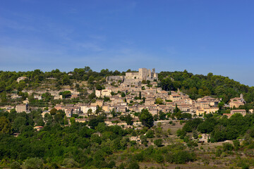 Fototapeta na wymiar Le village de Lacoste (84480) sur sa colline, département du Vaucluse en région Provence-Alpes-Côte-d'Azur, France