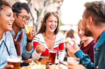 Multicultural people drinking beer at brewery bar garden - Genuine friendship life style concept with men and women spending happy hour together at open air pub dehor - Warm vivid backlight filter - 462082124
