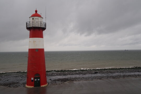 Leuchtturm an der Nordsee bei schlechtem Wetter