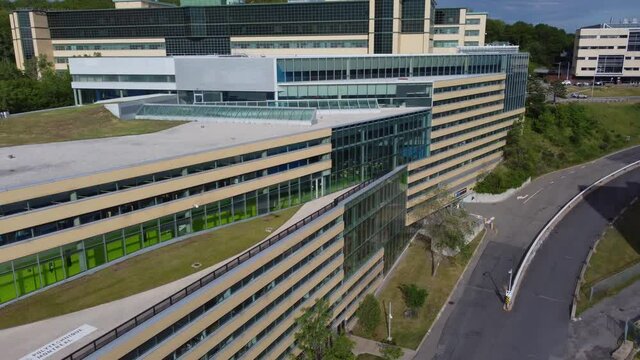Aerial footage of Universit&eacute; de Montr&eacute;al, Polytechnique Montr&eacute;al, Pavillon Lassonde