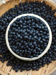 대나무 바구니에 담긴 유기농 검정콩