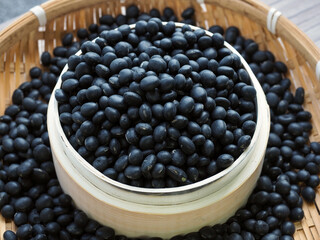 대나무 바구니에 담긴 유기농 검정콩