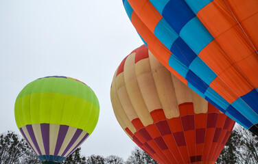 Obraz premium Colorful multi colored hot air balloons soaring with sky background during aeronautic festival