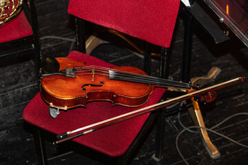 Fototapeta premium violns on chairs during interval