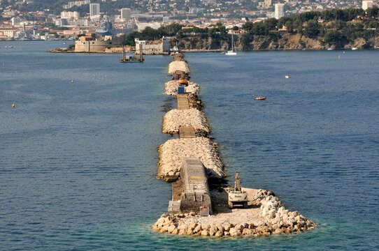 The sea barrier near Toulon