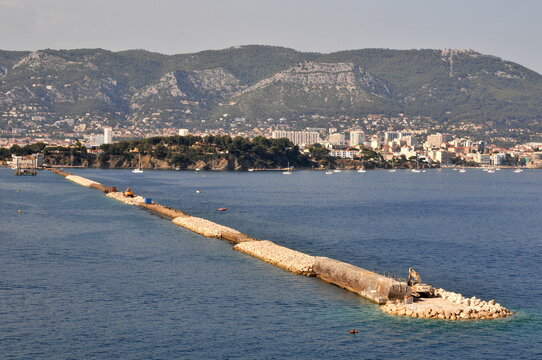 The sea barrier near Toulon