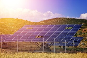 Des panneaux photovoltaïques d'une ferme solaire - 462097946