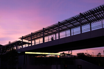 Fototapeta premium 夕焼けと帰路につく人 People on the way home after sunset