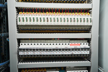 Control unit for uninterruptible electric power supply to data center