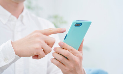 スマホを使う男性　顔無し