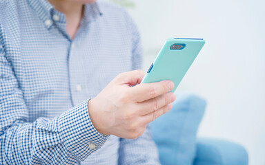 スマホを使う男性　顔無し