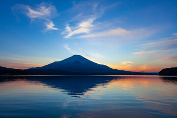 夕暮れの富士山　山梨県南都留郡の山中湖にて