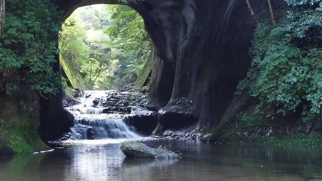 大きな岩に「川回し」という工事でトンネルを作って川を流した土木遺産：濃溝の滝（亀岩の洞窟）
