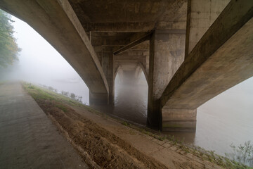 Obraz premium under the bridge with fog