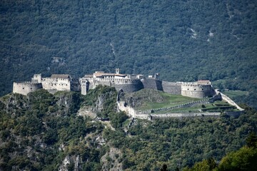 Fototapeta na wymiar Castel Beseno in Vallagarina vicino Folgaria in Trentino con raggi di sole