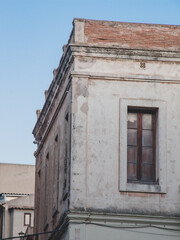 Fototapeta na wymiar Edificio antiguo vintage retro blanco y negro