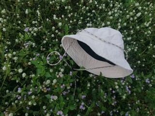 Photo white hat on the green grass.