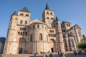 Fototapeta na wymiar Trier, Die Hohe Domkirche St. Peter zu Trier ist die älteste Bischofskirche Deutschlands und die Mutterkirche des Bistums Trier