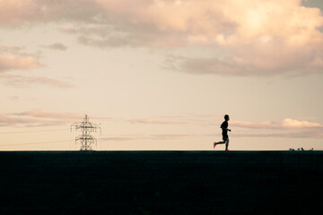 明日に向かって走るランナー