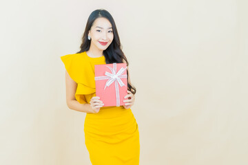 Fototapeta premium Portrait beautiful young asian woman smile with red gift box
