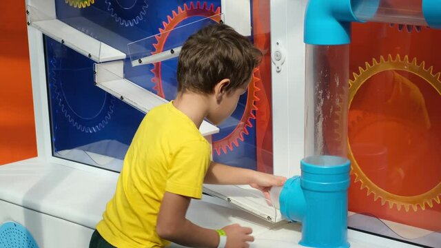 fascinating physics with a labyrinth of pipes. By doing the experiments, the child will gain practical skills and understand that learning is fun.