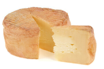 Fromage de brebis Corse entamé en gros plan sur fond blanc