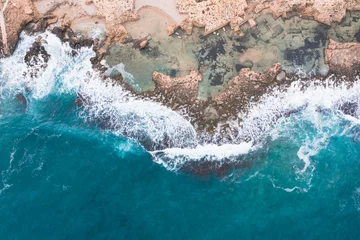 Fototapeten Luftbild von Wellen, die am Strand spritzen © 26max