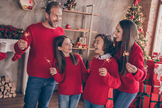 Photo Of Funny Impressed Mom Dad Sister Brother Smiling Celebrating Noel Holding Bengal Fires Indoors House Home Room