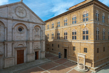 Pienza, Siena. Piazza centrale con la cattedrale e Palazzo Tornabuoni.

