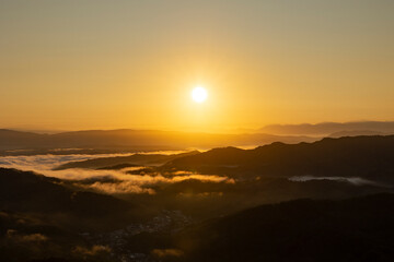 神威岳からの朝日と雲海