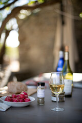 Verre de vin et table de campagne été en extérieur avec flou sélectif