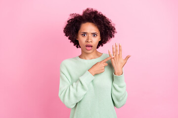 Portrait of pretty confused dark skin lady indicate fingers lonely free isolated on pink color background - obrazy, fototapety, plakaty