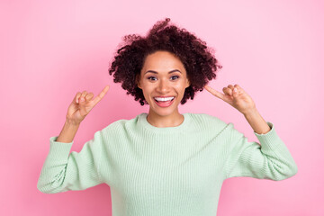 Photo of excited attractive dark skin girl direct fingers wavy hairdo beaming smile isolated on pink color background