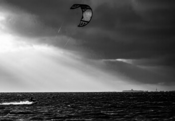 Kiter am Strand von Cuxhaven Sahlenburg im Gegenlicht. Schwarzweiss